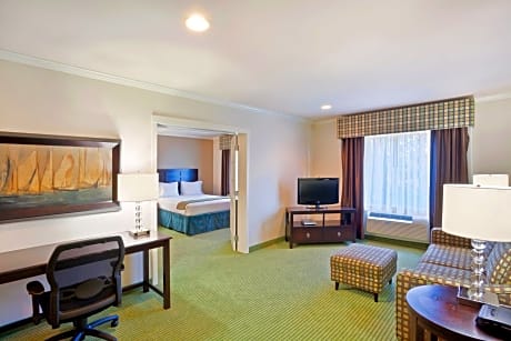 Deluxe Suite W 1 King Bed Non-Smoking