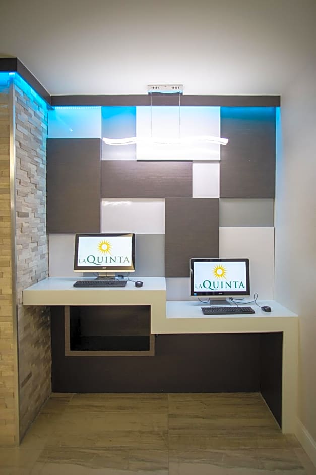 La Quinta Inn & Suites by Wyndham Houston - Normandy