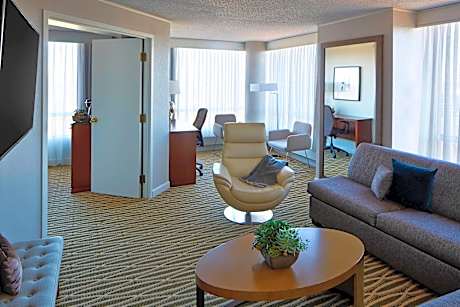 One-Bedroom King Suite, M Club lounge access, 1 King