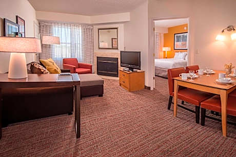 2 Bedroom Suite, Bedroom 1: 1 Queen, Bedroom 2: 1 Queen, Sofa bed