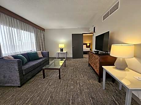 Queen Suite with Tub and Grab Bars - Mobility/Hearing Accessible - Non-Smoking