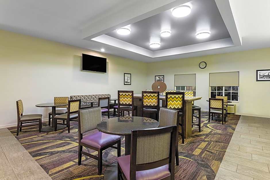 La Quinta Inn & Suites by Wyndham Huntsville Airport Madison