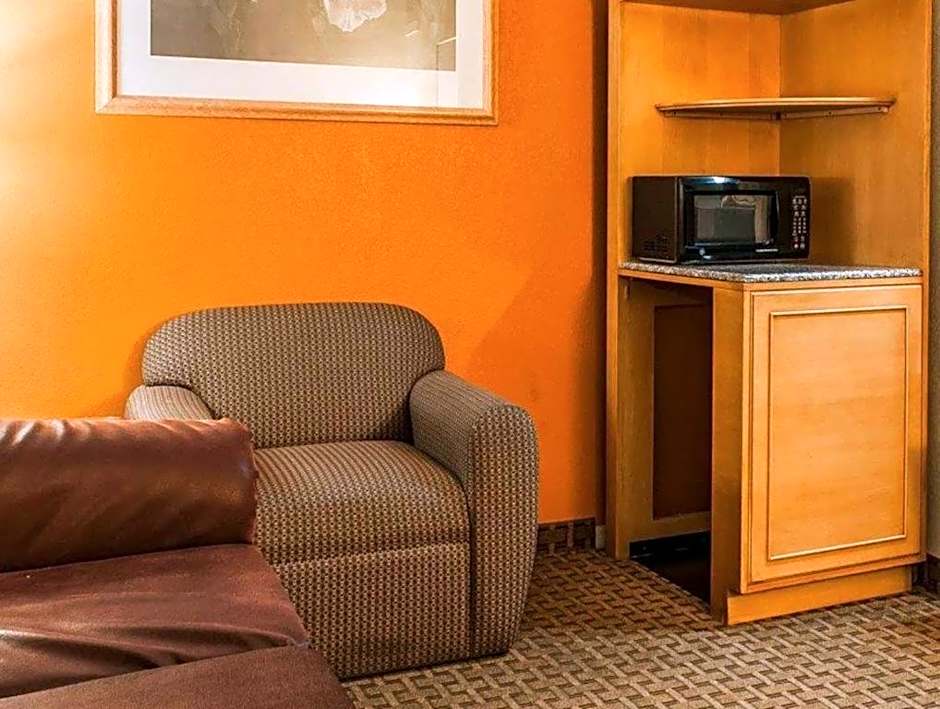 Quality Inn & Suites Shelbyville I-74