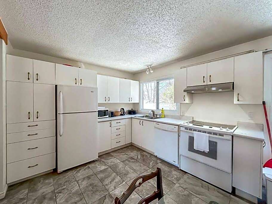 Spacious 5BR home. Close to everything!