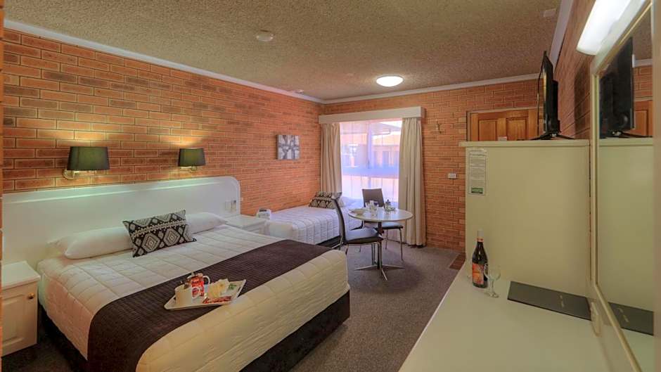 Cousins Motor Inn