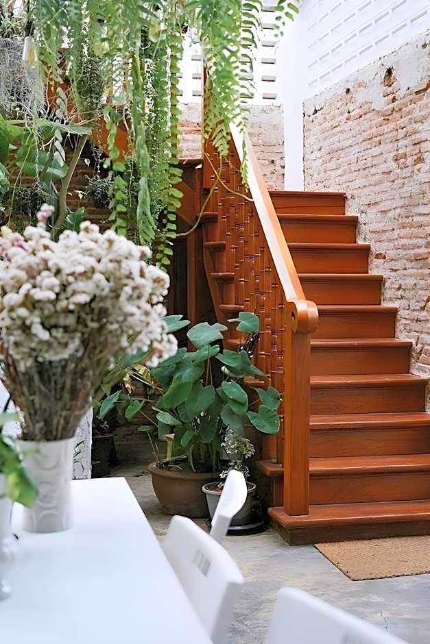 Memmoth Cafe & Hostel in Lampang