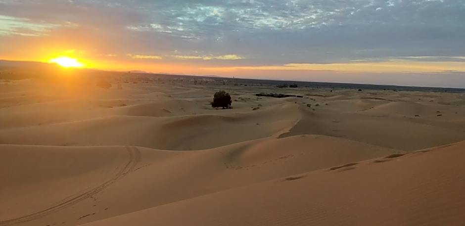 Merzouga Quiet apart &camels trecking