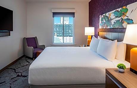 One-Bedroom King Suite with Kitchen, Tub and Sofa Bed - Disability Access