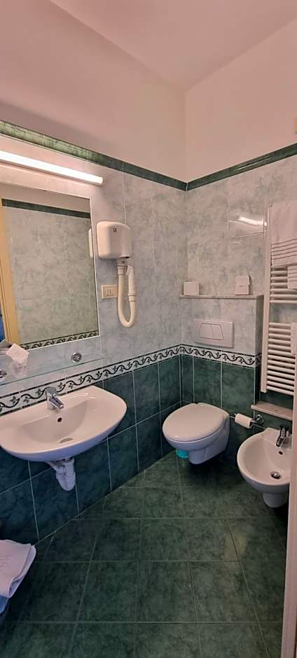 Hotel Riviera 3 Stelle con piscina estiva gratuita e garage a pagamento
