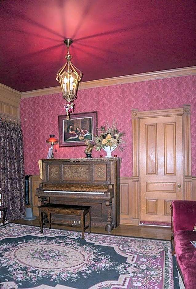 Alexander Mansion  Bed and Breakfast
