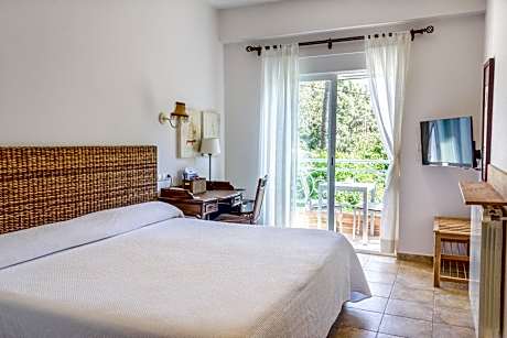 Double or Twin Room with Side Sea View