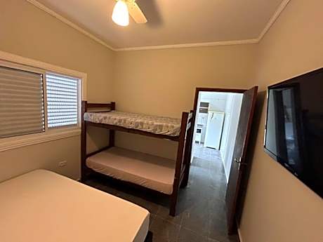 Chale com ar 2 quadras da praia da Enseada