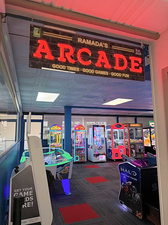 All-New, Ground-Floor, Huge Pool, Tiki Bar & Grill