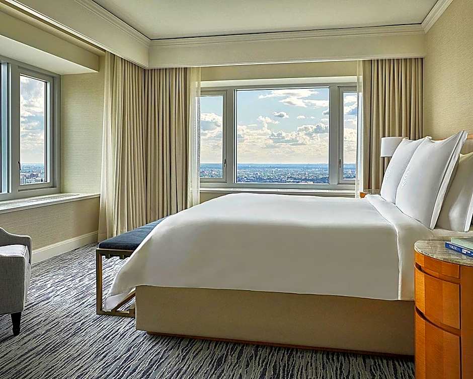 Photo 1 of 4 of 1 King Bed, City View