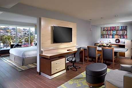 Junior Suite with City View