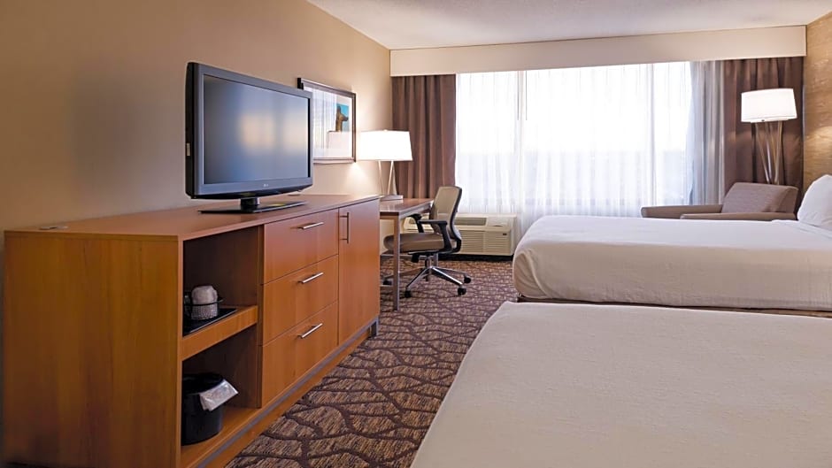 Holiday Inn Hotel & Suites Warren