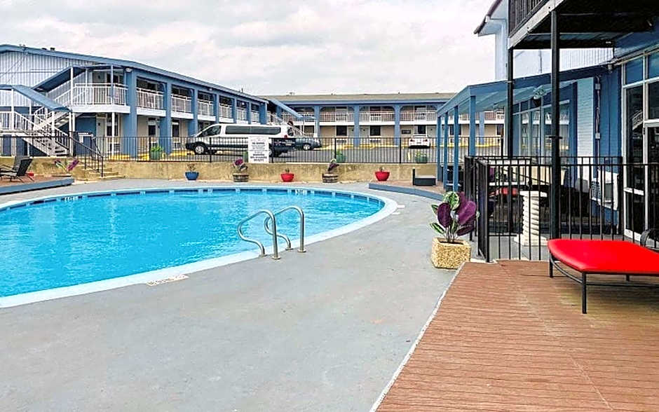 R Nite Star Inn and Suites -Home of the Cowboys & Rangers