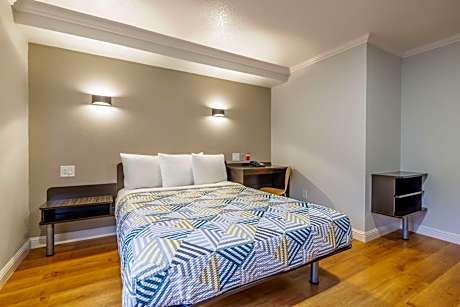 Queen Room - Disability Access - Non-Smoking
