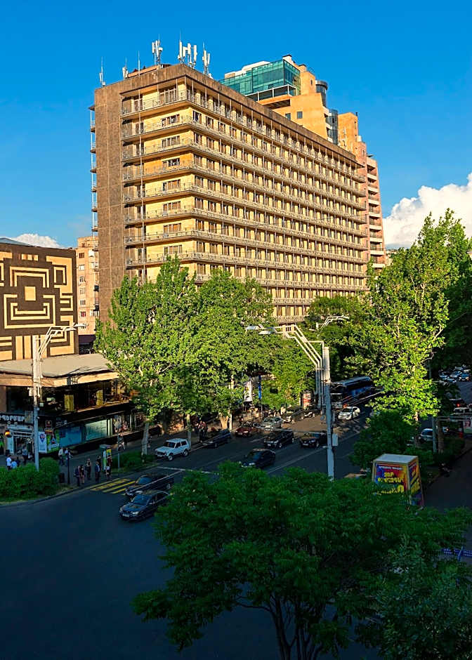 Ani Plaza Hotel
