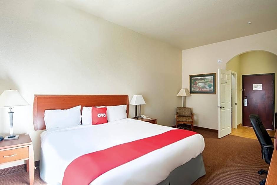 OYO Townhouse Clute Lake Jackson