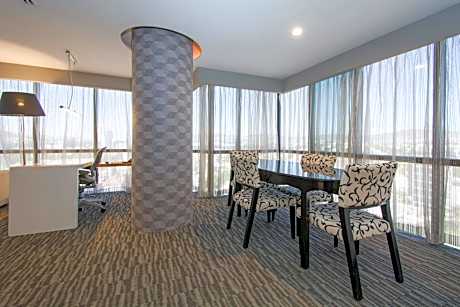 Luxury King Suite