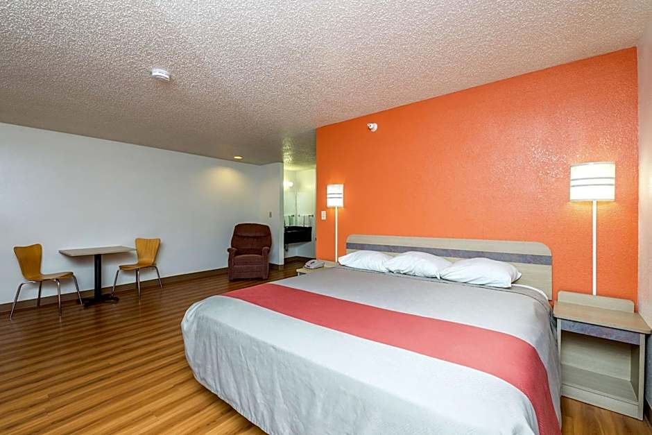 Motel 6-Waterloo, IA