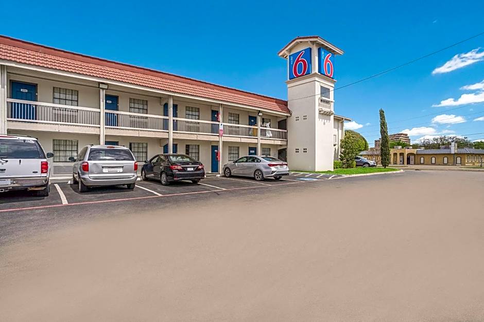 Motel 6 Dallas Market Center