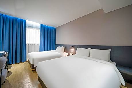 Superior Twin Room with City View