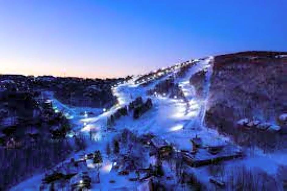 Beech Mountain SLOPES ARE OPEN! SKI SEASON, FREE sledding hill, Walk to Ski Shuttle