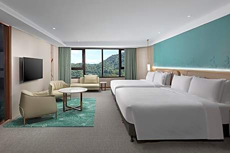 Deluxe Family Room with Grand View