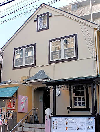 IZA Enoshima Guest House & Bar