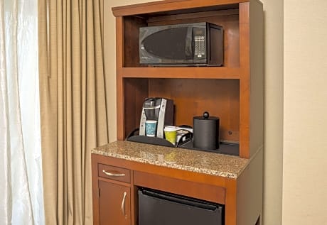 1 King Access. W/Tub - Mini Fridge/Microwave