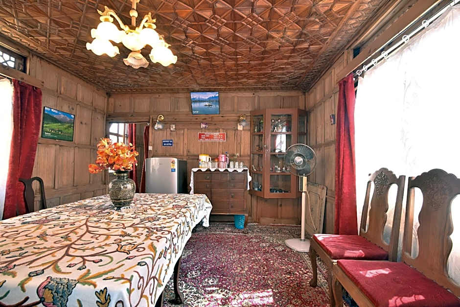 Golden Hopes Group of Houseboats