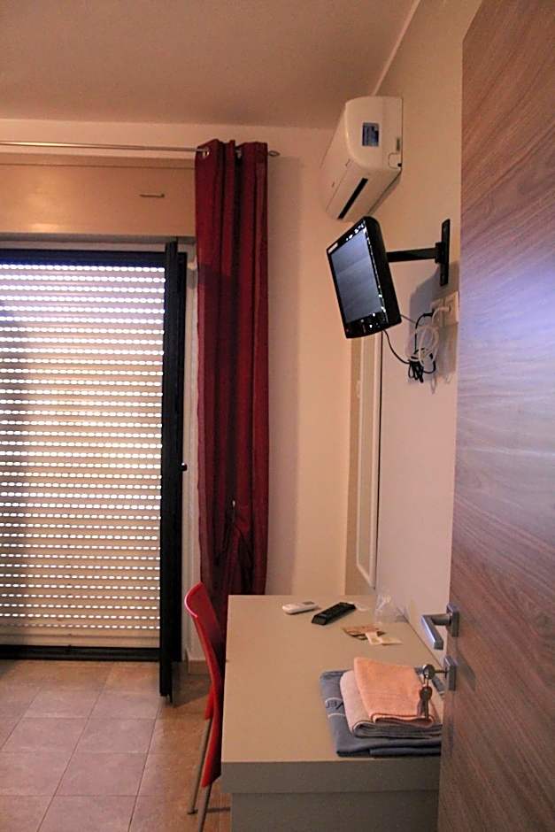 Single Room with Shared Bathroom — 4 fotoğraftan 1. fotoğraf