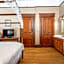 Deluxe King - Curry Mansion with Pool!
