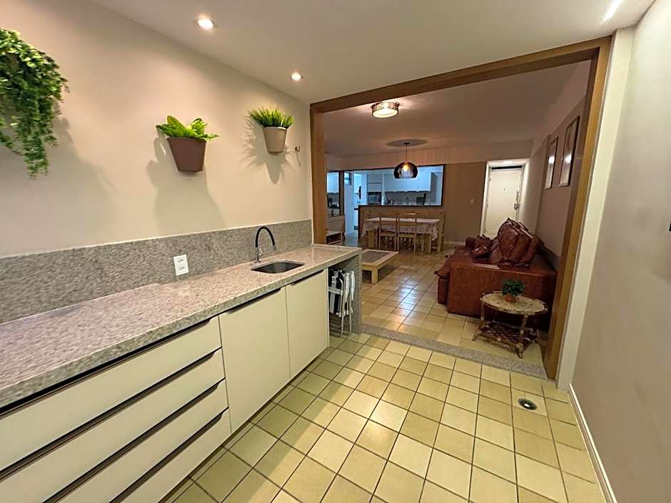 Apto 3 quartos grande a 50m do Mar AH113