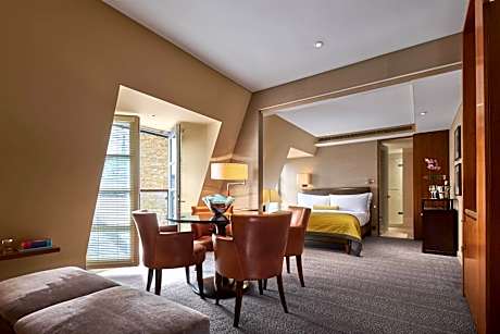 Deluxe One-Bedroom Queen Suite