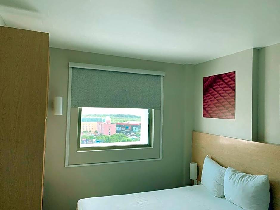 Ibis Cancun Centro Hotel