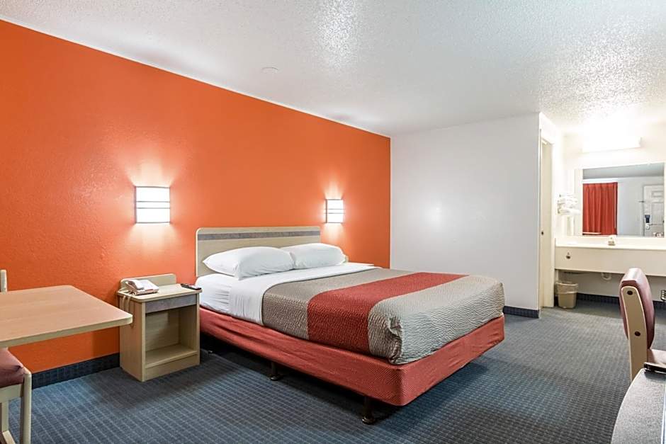 Travelodge by Wyndham Lansing