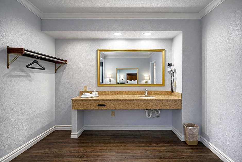 Quarters Inn & Suites