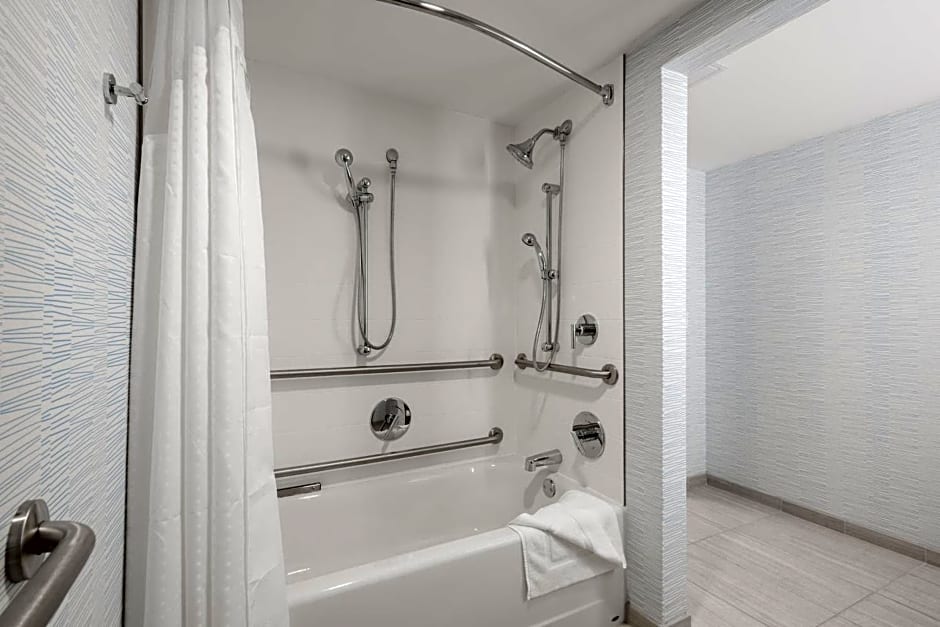 Holiday Inn Express Boston-Waltham, an IHG Hotel