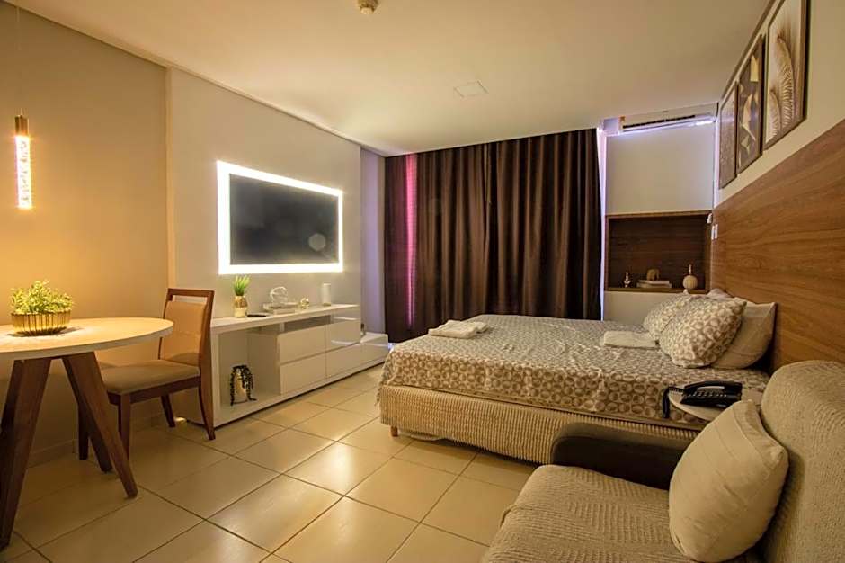 Suíte luxo com tela de cinema no América Towers Studio Residence