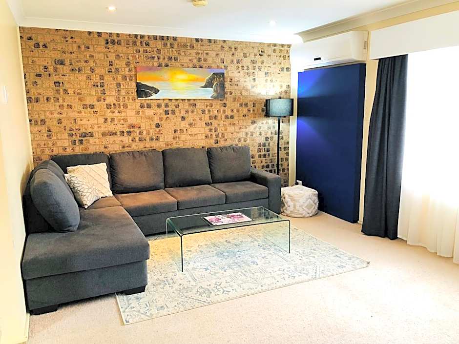 Avaleen Lodge Motor Inn