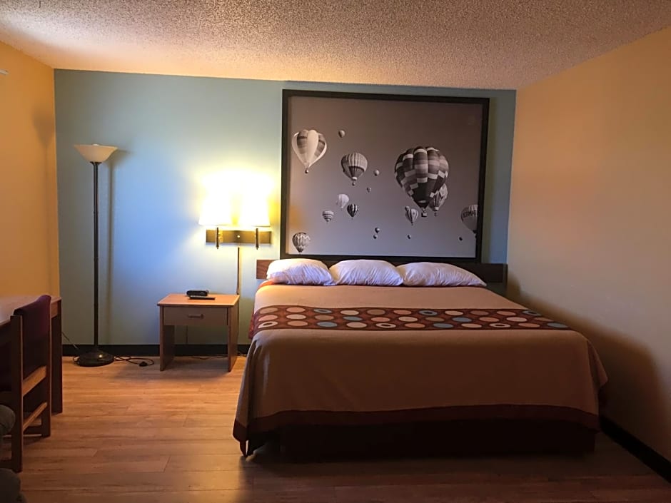 Super 8 by Wyndham Raton