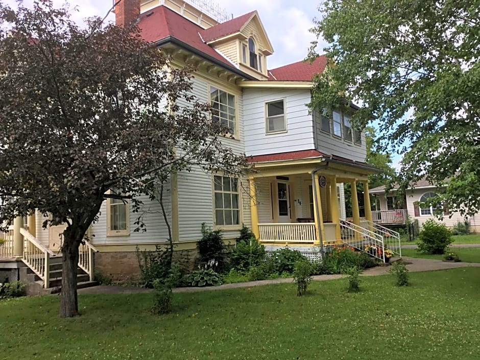 Marmora and Lake Inn and Victorian Diner