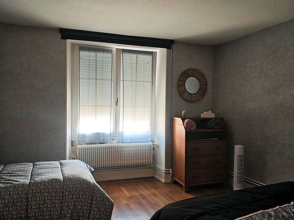 chez Émile côté face maison entière, 3 chambres, 2 salles de bains,jardin et terrasse