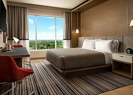 1 KING BED MOBILITY/HEARING ACCESS RI SHOWER