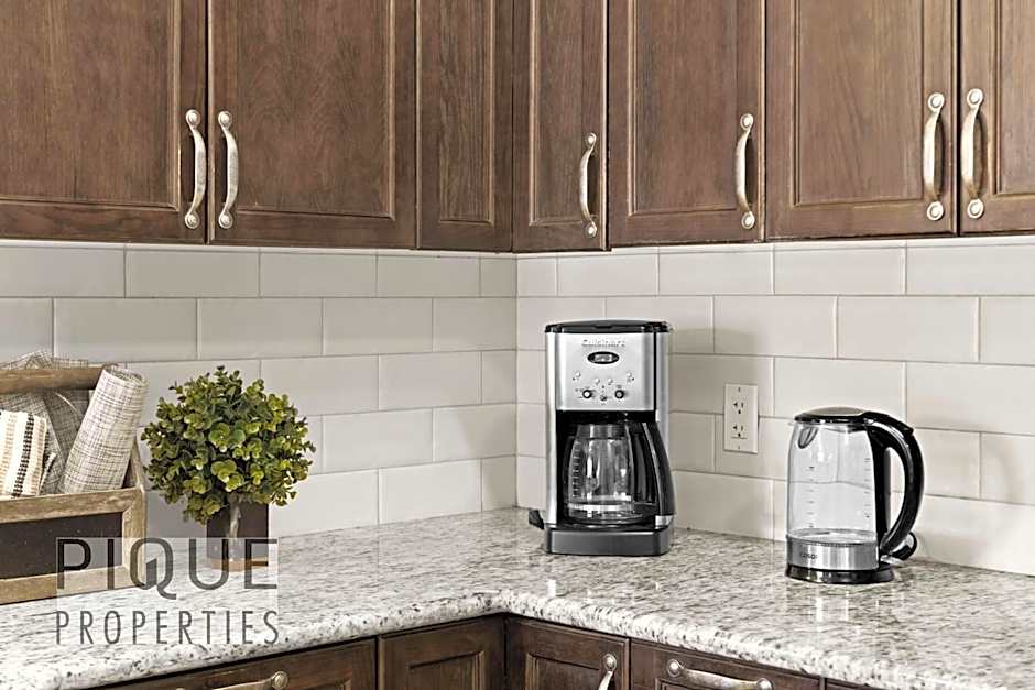 Mountain Haven Retreat, Pool & Hot Tub, UG Parking, Fitness Centre, WiFi!