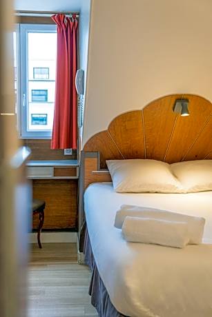 Double Room with private Toilet (shared shower on the floor)