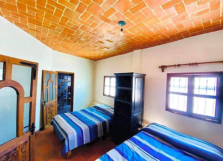 Residencia estilo Californiana Jardín de los Soles